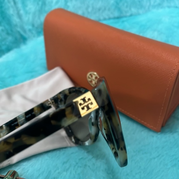 Women Tory Burch Sunglasses with Orange case and pouch - Picture 4 of 5